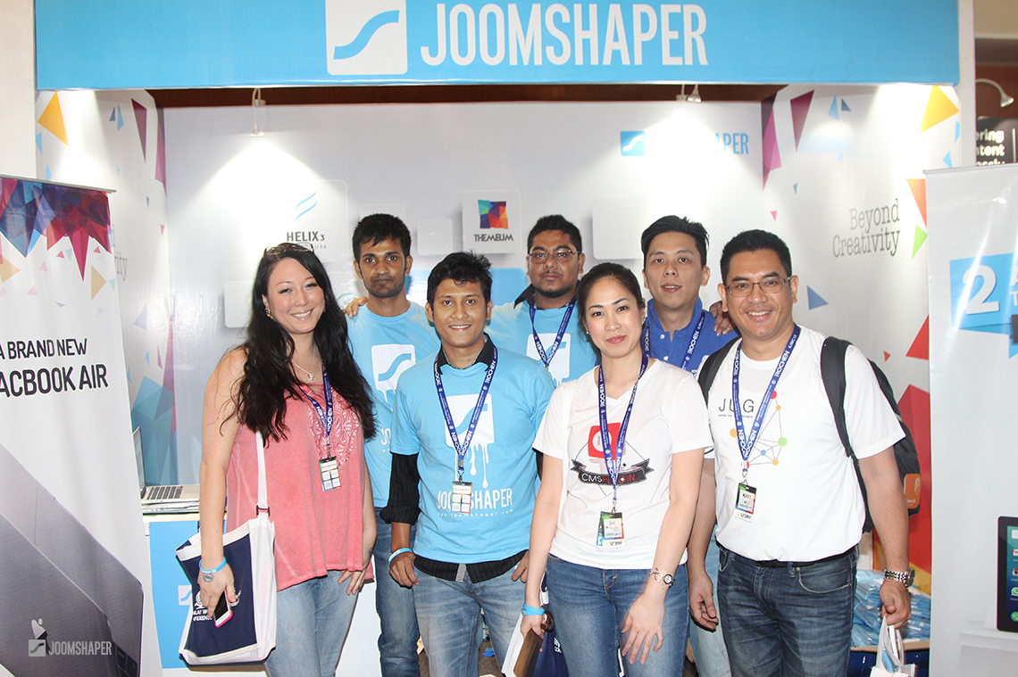 JoomShaper team with others in JWC15